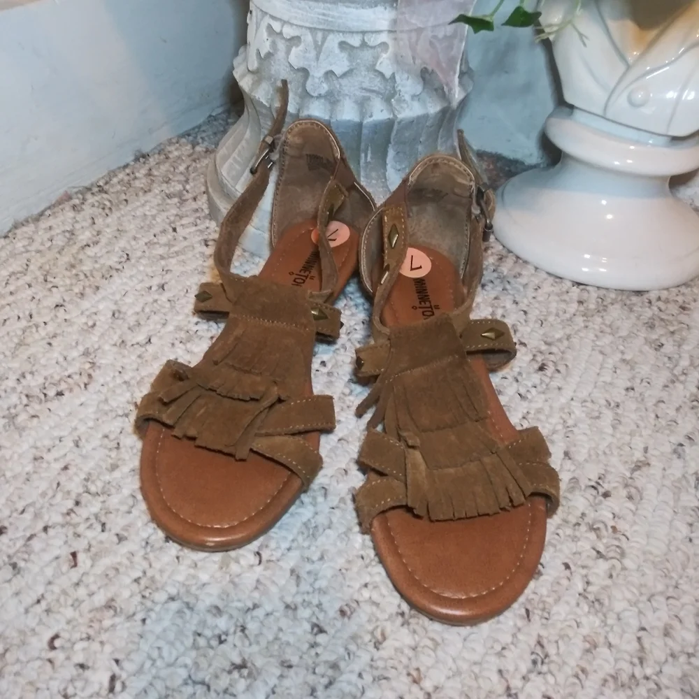 Minnetonka Fringed Brown Suede Gladiator Style Sandal - Picture 8 of 8